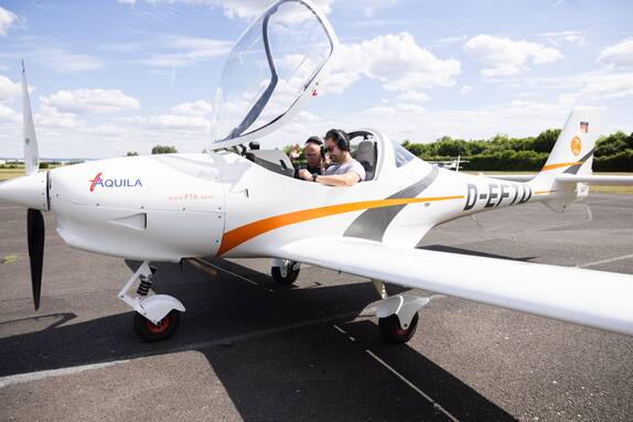 Fluglehrer und Schüler in der Maschine