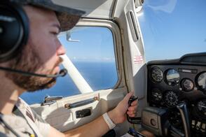 Pilot fliegt eine Propellermaschine