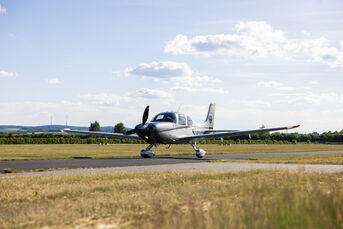 Flieger auf Flugplatz