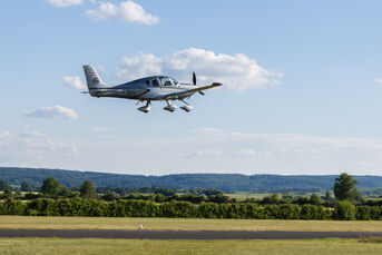 Ein Flugzeug der Flugschule hebt ab